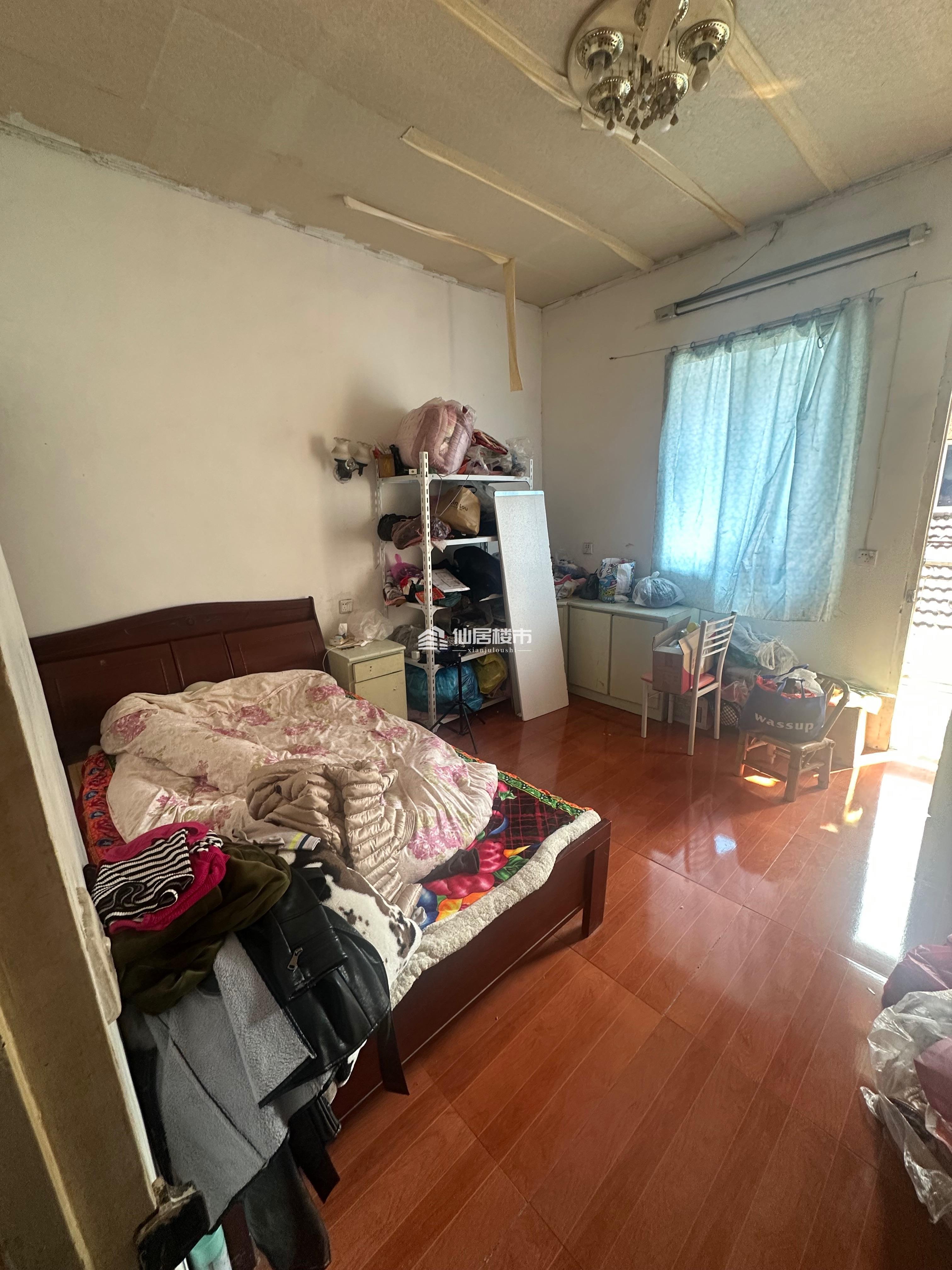 东门附近一间22米长带独立厨房2层地到天，70万，做证费用买方自理