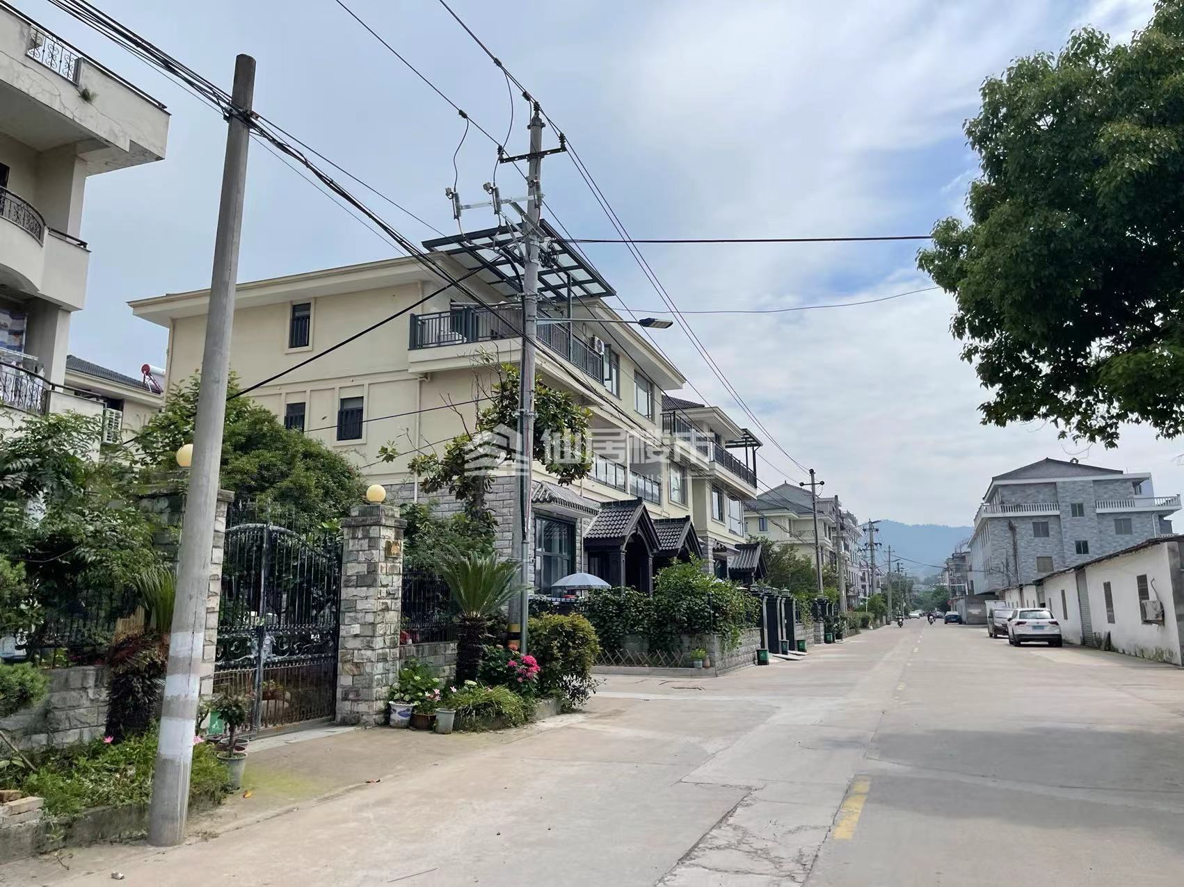 二中附近地天2间沿浇 国有出让 有围院 可停车环境优美价格450万