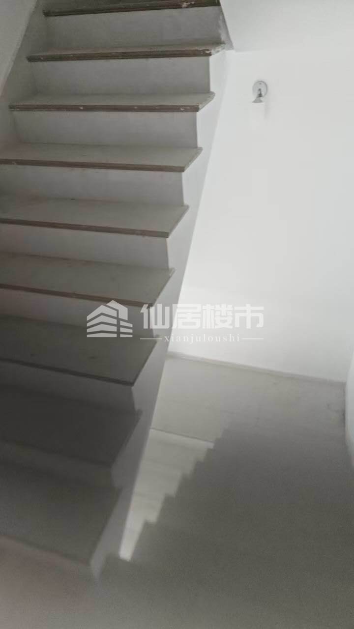 城市之星附近，地到天，新装修，占地面积80多平，155万，