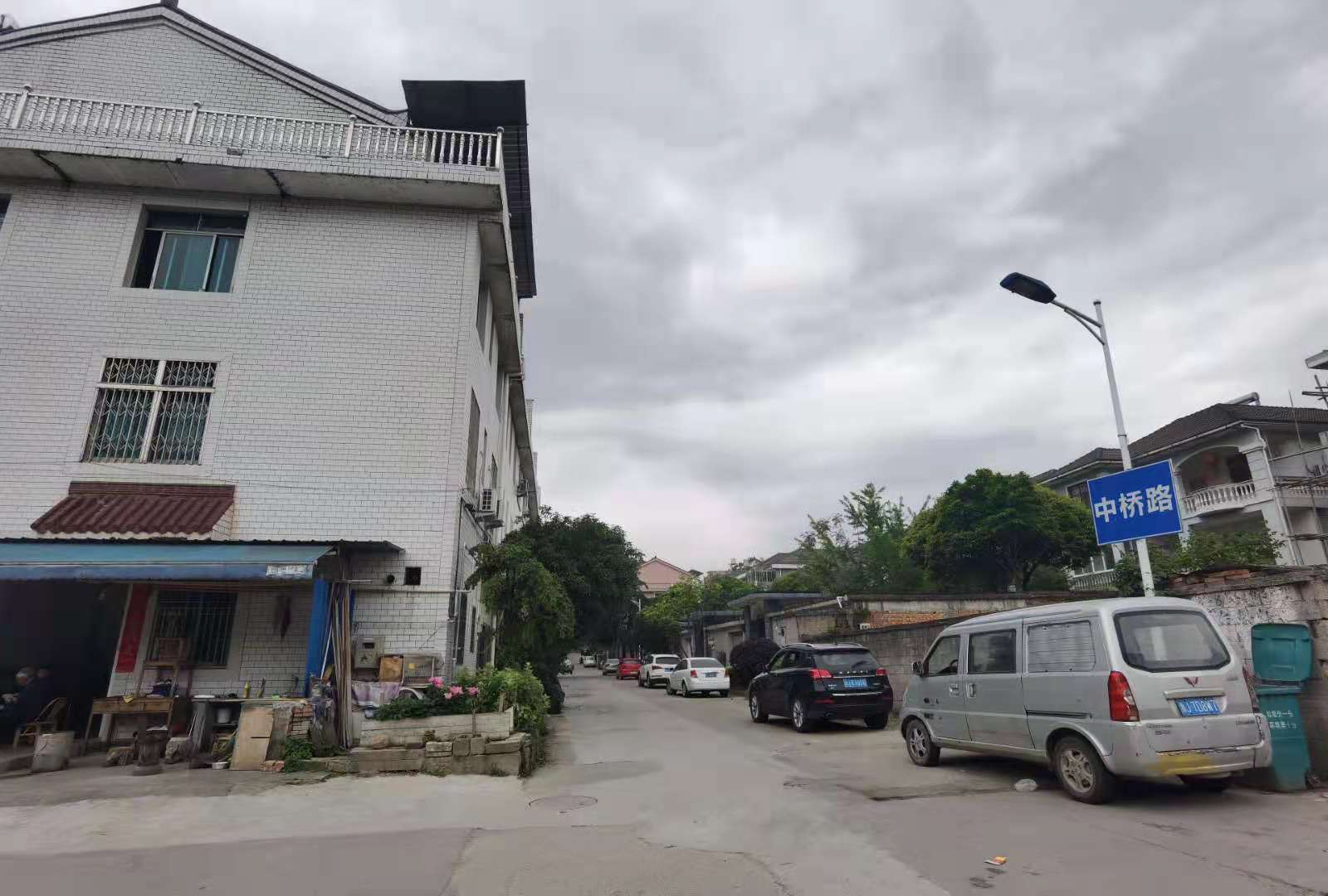 急售中桥路2间地到天，前后好停车，1楼挑高，国有出毛坯450平方，挂价338万。