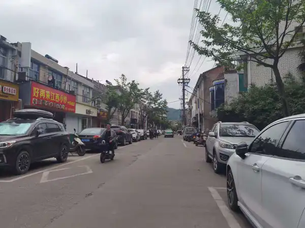 出售地到天一间店面5层楼光明东路6室2厅4卫303平米247万住宅
