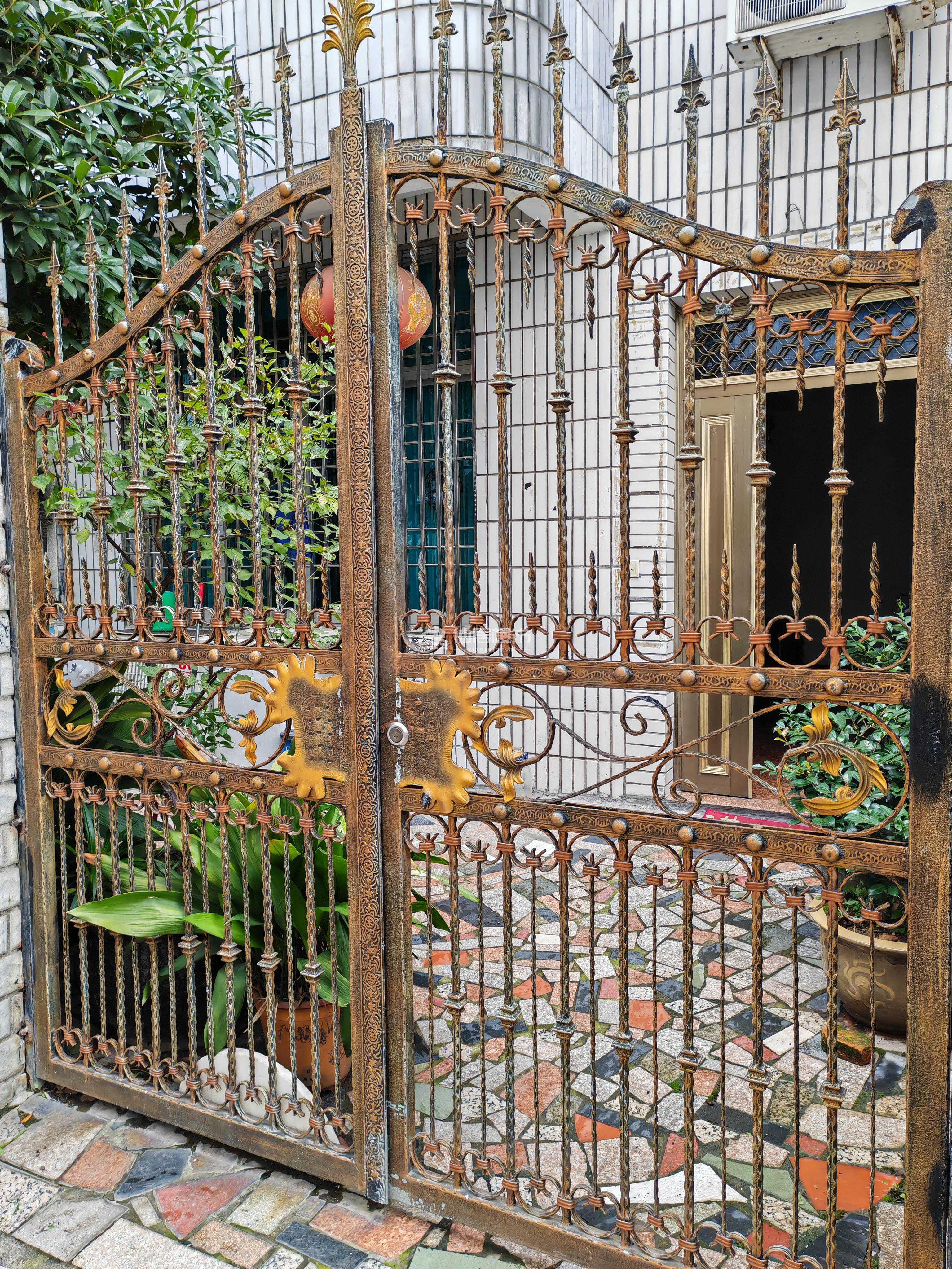 出租建设西路4室2厅3卫236平米2800元/月住宅