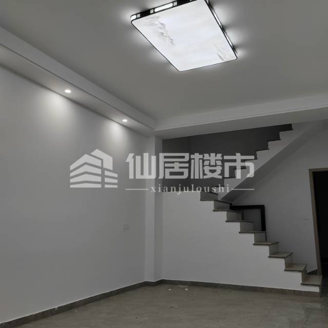 仙中附近1间地到天3层 新装修 屋长20米