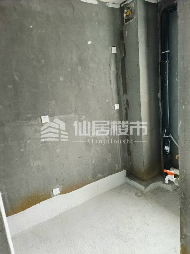 出售成舟苑4室3厅3卫150平米138万住宅，好楼层东灿，毛坏彩光好