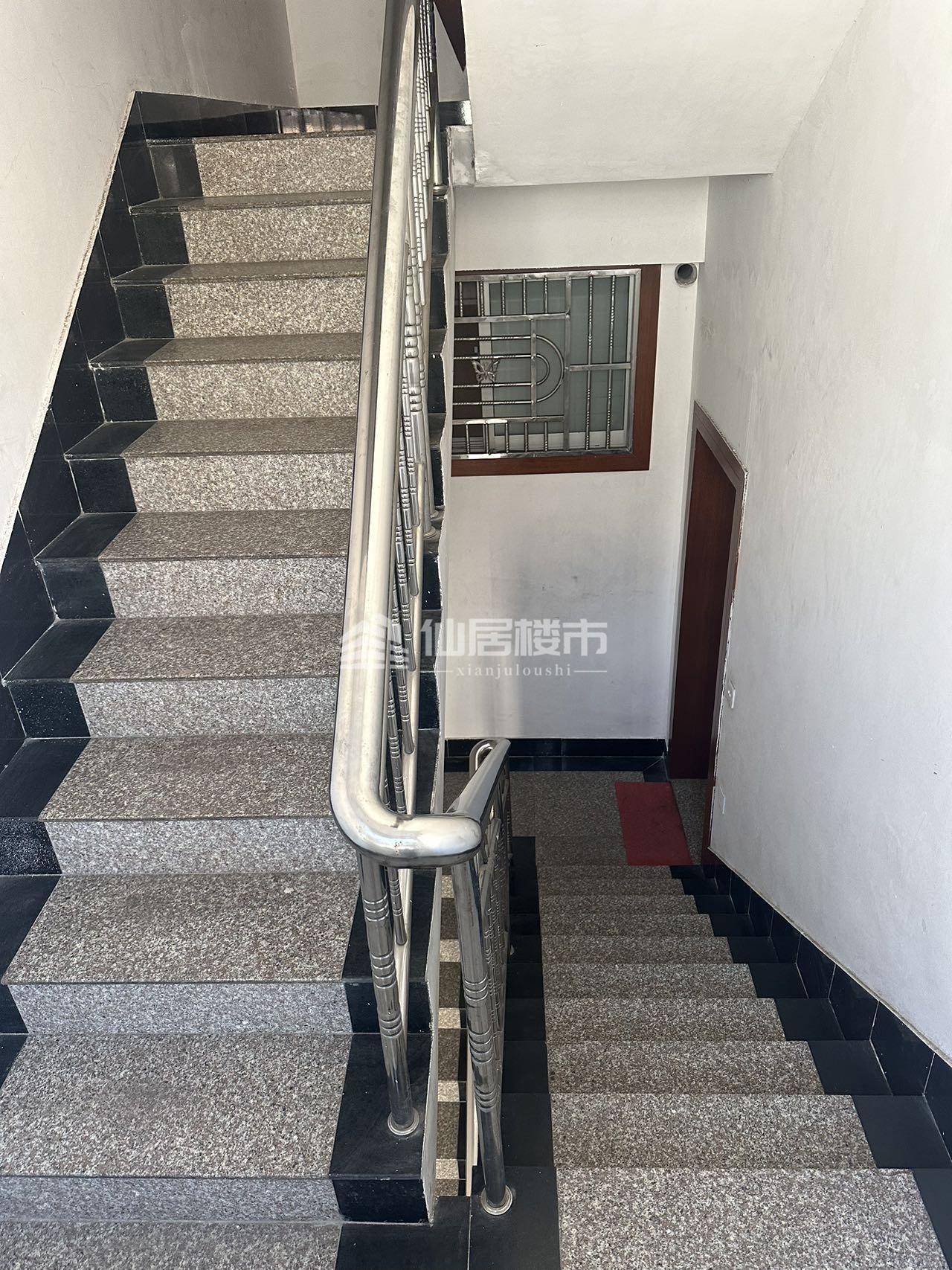 出售一小附近一间4层地到天简装包做证155万