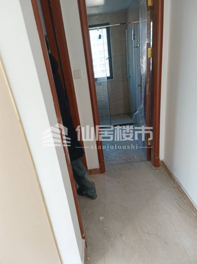 出售第一小学附近4室4厅4卫210平米150万住宅简装修