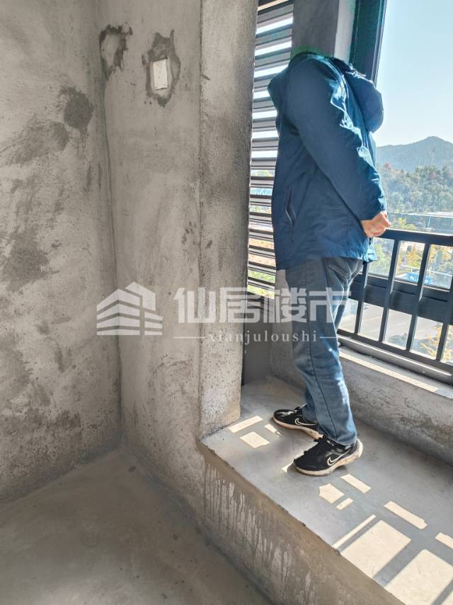 出售成舟苑3室2厅2卫121平米106万住宅，特价房灿头，毛坏
